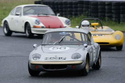 スポーツカーによる“エバーグリーン カップ”と“グロリアス トロフィー”が混走。ロータス26Rに続くのはロータス23、ポルシェ911、予選中のひとコマ