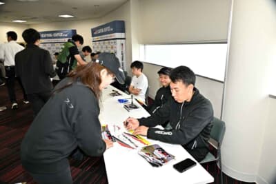 大ベテランの小暮卓史選手も笑顔でファンにサインを書いていた。レース後のため選手もリラックスした状態で会場も穏やかな雰囲気でゆっくりと楽しめる