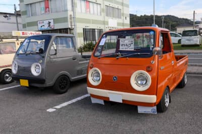 右のマツダ ポーターキャブは、主催者代表である村上さんの愛車