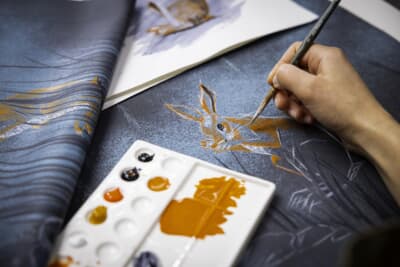 長い耳と強靭な後脚の優美な野ウサギ、美しい尾を持つリスなどが、レザーに手描きされている