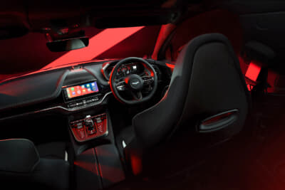 アストンマーティン DBX S：インテリアは「S」をテーマに仕立てられている