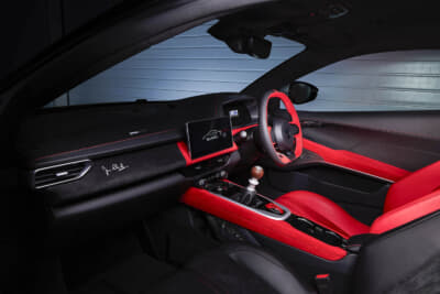 ロータス エミーラ クラーク エディション：シートは運転席にレッドのレザーとアルカンターラを、助手席にはブラックを用いることで、ドライバー中心の設計思想を際立たせている