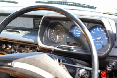 ホンダ 初代 ライフ：タコメーターは永井電子製に変更されている。オーディオはカロッツェリアを装備する