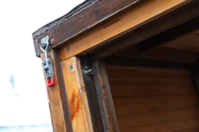 マツダ ニューポーターキャブ：このキャンパーは、荷台に載せた荷物であることを実証するため、蝶ネジなどを使って工具不要で分解取り外し可能に