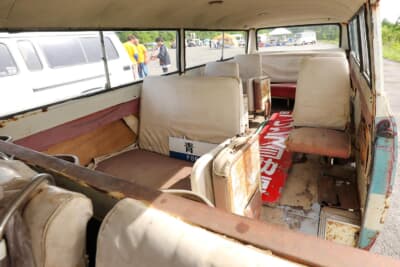 プリンス ホーミー：後部座席は補助席を除き3人がけの4列構成。前席のベンチシート3名を含めると15人乗りとなる
