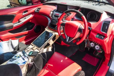 ホンダ オデッセイ：インテリアは赤と黒で統一感を出している