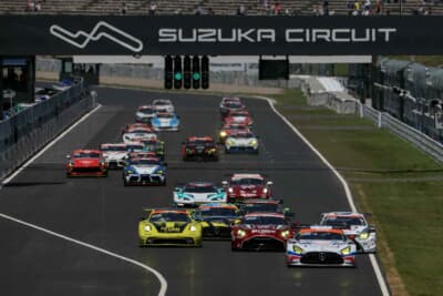 スタート時の気温は21℃でドライコンディションの中、午前11時に5時間レースが開始された
