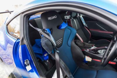 スバル BRZ STIスポーツ：運転席のRレカロ製バケットシートは、前車の先代BRZから受け継いだパーツだ