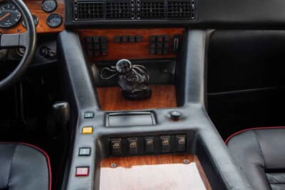45万500ドル（邦貨換算約6715万円）で落札されたランボルギーニ「LM002」（C）Courtesy of RM Sotheby's