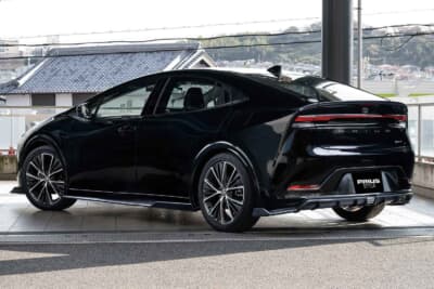 トヨタ プリウス:ブラックのクルマにもシンプルに馴染むこのエアロパッケージ。こちらのクルマにはカーボンバージョンが装着。純正車高との相性も良い