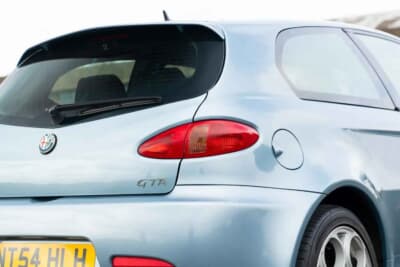 7000ポンド~1万ポンド(邦貨換算約135万円〜193万円)で現在も販売中のアルファ ロメオ「147GTA」(C)Bonhams