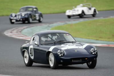 快音を響かせて走り抜けるのは1959年式ロータス エリート