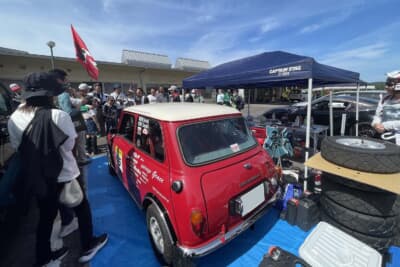 ノリさんと一緒にサービスパーク巡り。ヤリスや86、スイフトなどだけでなく、Rally Isle of Man（ RIOM ）など海外ラリー参戦豊富なGarage Graceさんのモンテカルロ仕様のミニも。雨の日はめっぽう強く、国産勢を抑える