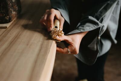 素材はコーンウォールのジェームズ・オッター氏の工房へと送られ、丁寧に削り出されて世界にひとつだけの特別なサーフボードが誕生した