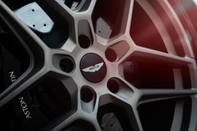 アストンマーティン DBX S：SUVセグメントとして初となるマグネシウム製23インチホイールをオプションで用意