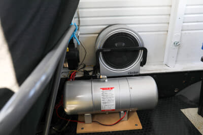 ダイハツ ミラウォークスルーバン：エアホーン用に荷室にはエアタンクを搭載