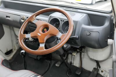 マツダ ニューポーターキャブ：内装は当時のままだが、ステアリングはモモに変更済み