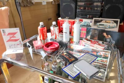 テーブルの上に懐かしいアイテムが並ぶ