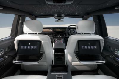 ロールス・ロイス ファントム：後席にそれぞれモニターが設置される