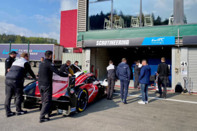 レースの車検を待つポルシェ