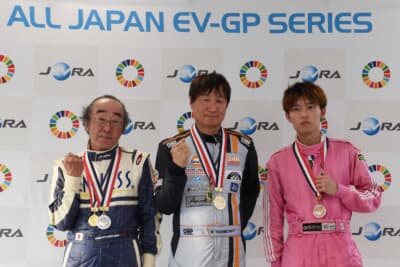 KIMI選手が余裕の勝利。日産リーフで参戦してきて以来、モデル3に乗り換えて久しぶりのJEVRA参戦となった西島真選手が総合2位。そしてWIKISPEED の澤田選手が3位に入った