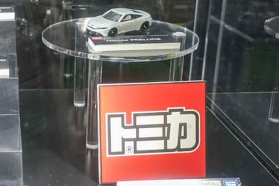 トミーテックブースにて先行展示されたトミカ「ホンダ プレリュード（プロトタイプ）」の試作品