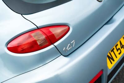 7000ポンド~1万ポンド(邦貨換算約135万円〜193万円)で現在も販売中のアルファ ロメオ「147GTA」(C)Bonhams