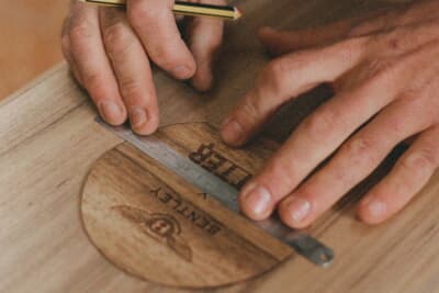 完成したサーフボードには、マーニー・レイズ、ベントレー、オッター・サーフボードの3社のロゴが刻印されている