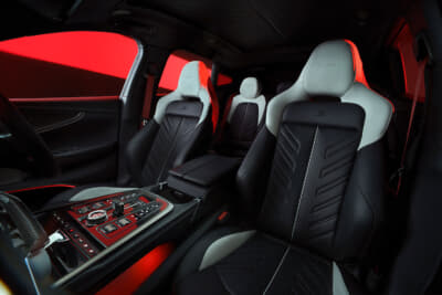 アストンマーティン DBX S：シートに施されたヘリンボーン柄のデザインが印象的