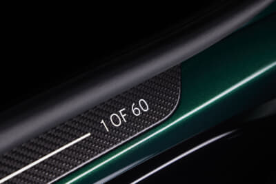 ロータス エミーラ クラーク エディション：カーボンファイバー製のナンバー入りトレッドプレートが装着される