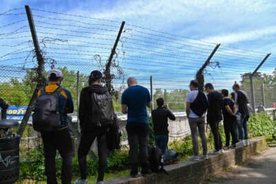 サーキットは公園に隣接しているので、公園のフェンス越しでもレース観戦ができます