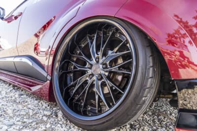 トヨタ C-HR：片側20mmワイド化したオーバーフェンダー内に、リムまでかぶるほど深くホイールが収まるスタンスを実現
