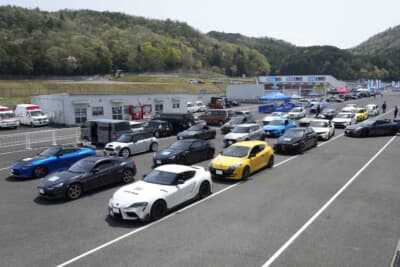 スタートアップクラスは18台が参加。3組に分けてそれぞれにインストラクターの先導車が付く