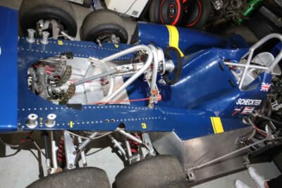 本物はモノコックボディだが、綿貫さん作のP34は自作アルミフレームにアルミパネルを被せている