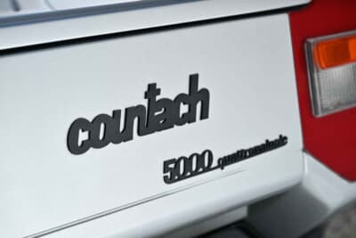 ランボルギーニ カウンタック LP5000Sクアトロヴァルヴォーレ レプリカ：LP5000Sクアトロヴァルヴォーレのエンブレムを装着する