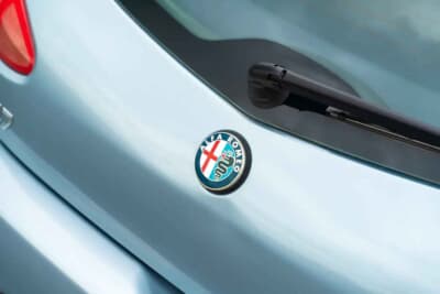 7000ポンド~1万ポンド(邦貨換算約135万円〜193万円)で現在も販売中のアルファ ロメオ「147GTA」(C)Bonhams