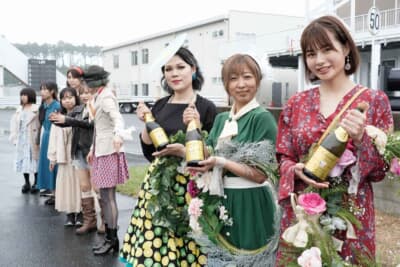 表彰式でも活躍するグリッドレディ