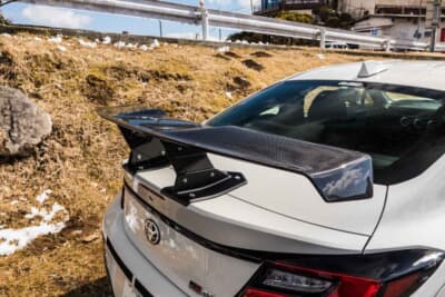 トヨタ GR86：、リアにはVARISのウイングを装着