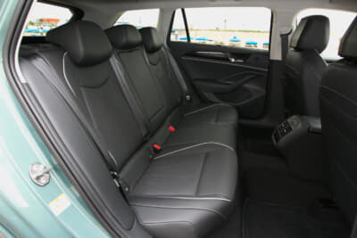 VW パサートeTSIエレガンス:ロングホイールベース化によりリアシートの居住性が向上している