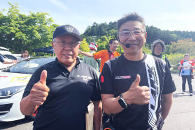 「ラリー講座とサービスパーク解説」では、なんとノリさんの父上でレジェンドの勝田輝夫さん（左）が車両や車検について解説