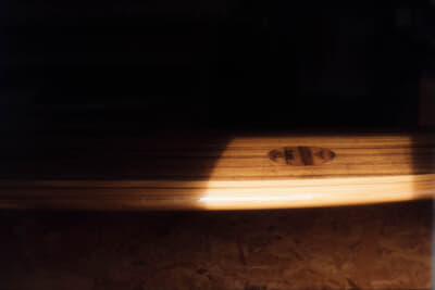 完成したサーフボードには、マーニー・レイズ、ベントレー、オッター・サーフボードの3社のロゴが刻印されている