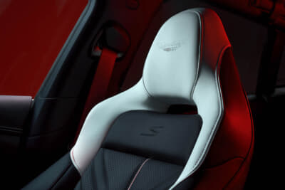 アストンマーティン DBX S：シートにはSのロゴが刺繍され、ヘッドレストにはアストンマーティンのウイングマークが刻印されている