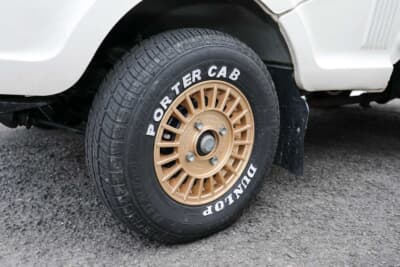 マツダ ニューポーターキャブ：前オーナー時代は、購入から一度もタイヤ交換をしていなかったそうだが、“きくの丸”さんが譲り受けてから初めて交換。ホワイトレターは自作によるもの