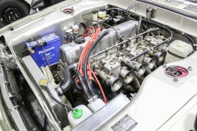 日産 スカイライン2000GT：排気量を2.7Lまで拡大したL20改エンジンを搭載。L型エンジンはカウンターフローを採用するためタコ足とキャブレターは助手席側にある