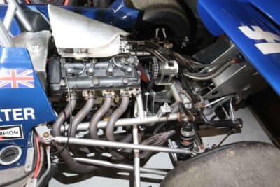 2軸4本のフロントタイヤは転舵も可能。エンジンはスズキ“Hayab usa”の4気筒を縦置き搭載してカプチーノデフを2個使いチェーンで駆動する