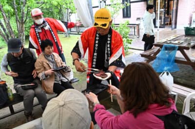 勝田選手が各テーブルをまわって料理を参加者に配ってくれるなどサービス満点