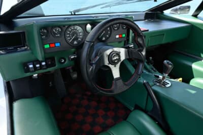 ランボルギーニ カウンタック LP5000Sクアトロヴァルヴォーレ レプリカ：インパネも実車に近づけたデザインになっている