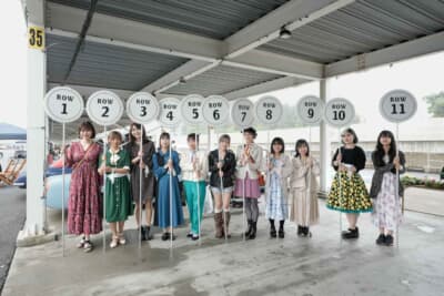 レース直前、マシンのグリッドへの整列や表彰式を華やかに彩ってくれるのがいつも笑顔のグリッドレディたちだ