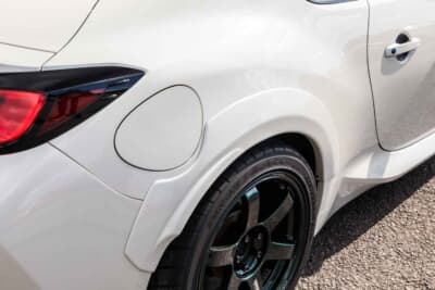 トヨタ GR86：オーバーフェンダーを装着したことで9Jのホイールでも車検対応に