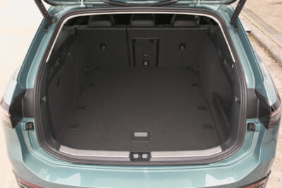 VW パサートeTSIエレガンス:リアシートをすべて倒すと最大1920Lまでラゲッジ容量が拡大